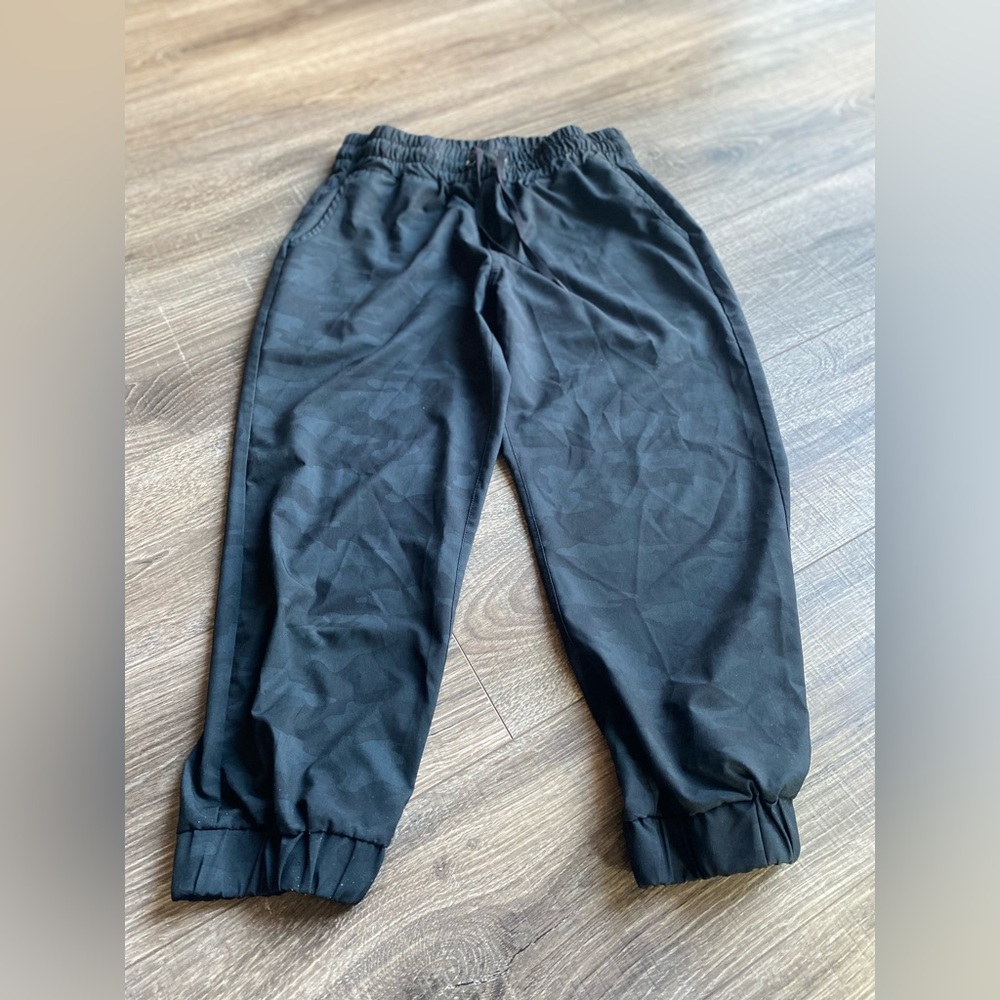 Kyodan camo capri athletic pants with elastic waist and tie, with pockets.